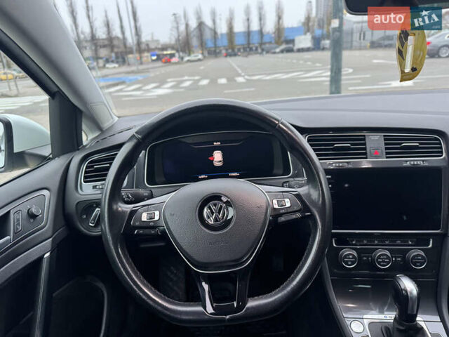 Белый Фольксваген e-Golf, объемом двигателя 0 л и пробегом 117 тыс. км за 15800 $, фото 26 на Automoto.ua
