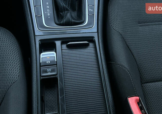 Белый Фольксваген e-Golf, объемом двигателя 0 л и пробегом 84 тыс. км за 13250 $, фото 112 на Automoto.ua