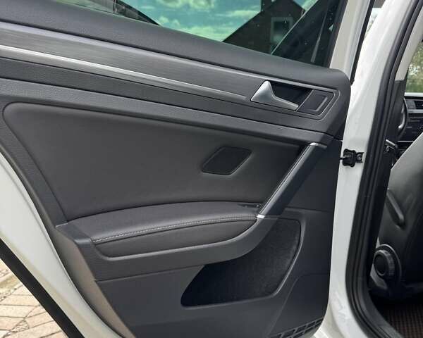 Білий Фольксваген e-Golf, об'ємом двигуна 0 л та пробігом 39 тис. км за 19500 $, фото 18 на Automoto.ua