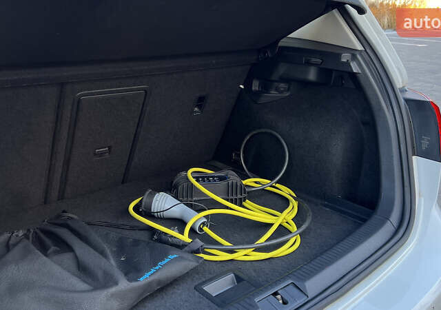 Белый Фольксваген e-Golf, объемом двигателя 0 л и пробегом 84 тыс. км за 13250 $, фото 63 на Automoto.ua