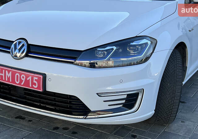 Белый Фольксваген e-Golf, объемом двигателя 0 л и пробегом 84 тыс. км за 13250 $, фото 22 на Automoto.ua