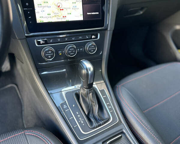 Белый Фольксваген e-Golf, объемом двигателя 0 л и пробегом 47 тыс. км за 15800 $, фото 11 на Automoto.ua