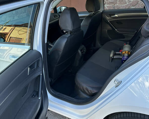 Белый Фольксваген e-Golf, объемом двигателя 0 л и пробегом 47 тыс. км за 15800 $, фото 7 на Automoto.ua