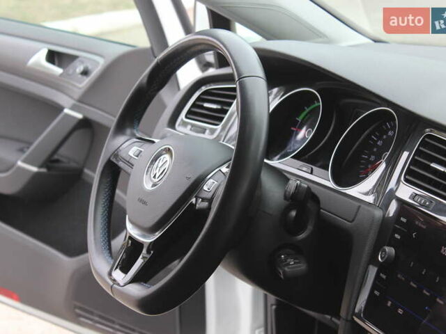 Белый Фольксваген e-Golf, объемом двигателя 0 л и пробегом 68 тыс. км за 14999 $, фото 29 на Automoto.ua