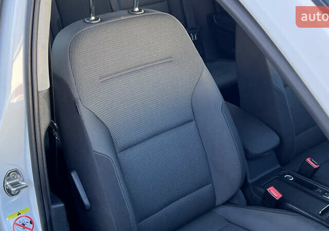 Белый Фольксваген e-Golf, объемом двигателя 0 л и пробегом 84 тыс. км за 13250 $, фото 84 на Automoto.ua