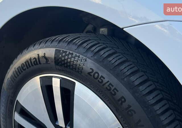 Белый Фольксваген e-Golf, объемом двигателя 0 л и пробегом 84 тыс. км за 13250 $, фото 53 на Automoto.ua