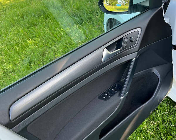 Белый Фольксваген e-Golf, объемом двигателя 0 л и пробегом 169 тыс. км за 13500 $, фото 17 на Automoto.ua