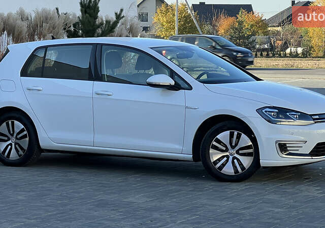 Белый Фольксваген e-Golf, объемом двигателя 0 л и пробегом 84 тыс. км за 13250 $, фото 15 на Automoto.ua