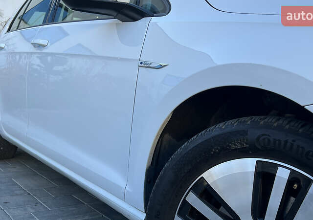 Белый Фольксваген e-Golf, объемом двигателя 0 л и пробегом 84 тыс. км за 13250 $, фото 33 на Automoto.ua