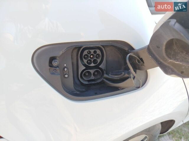 Белый Фольксваген e-Golf, объемом двигателя 0 л и пробегом 75 тыс. км за 14500 $, фото 5 на Automoto.ua
