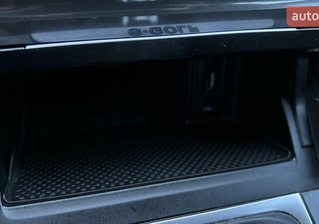 Белый Фольксваген e-Golf, объемом двигателя 0 л и пробегом 84 тыс. км за 13250 $, фото 116 на Automoto.ua