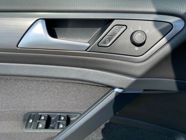 Белый Фольксваген e-Golf, объемом двигателя 0 л и пробегом 17 тыс. км за 14400 $, фото 20 на Automoto.ua