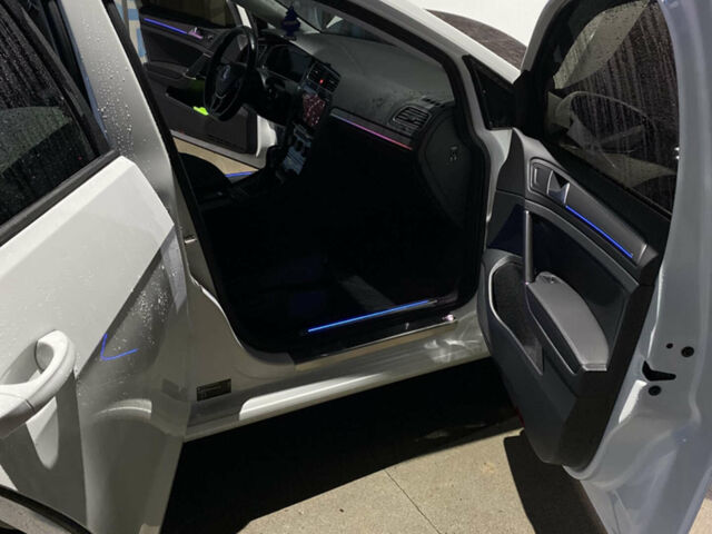 Белый Фольксваген e-Golf, объемом двигателя 0 л и пробегом 35 тыс. км за 16999 $, фото 4 на Automoto.ua