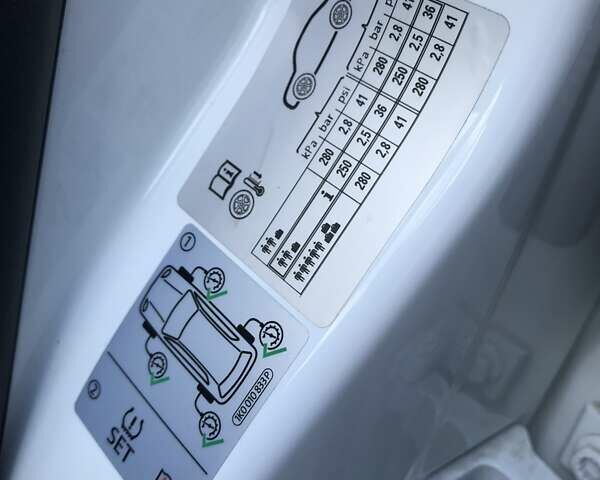 Белый Фольксваген e-Golf, объемом двигателя 0 л и пробегом 17 тыс. км за 15999 $, фото 32 на Automoto.ua