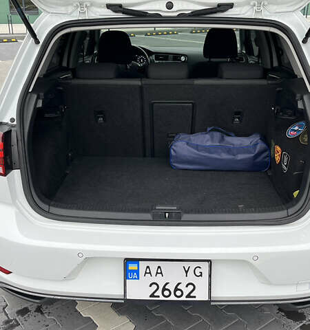 Белый Фольксваген e-Golf, объемом двигателя 0 л и пробегом 75 тыс. км за 15500 $, фото 11 на Automoto.ua