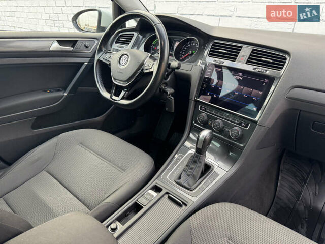 Белый Фольксваген e-Golf, объемом двигателя 0 л и пробегом 102 тыс. км за 13200 $, фото 33 на Automoto.ua