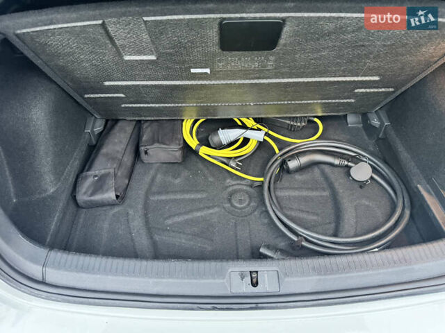 Белый Фольксваген e-Golf, объемом двигателя 0 л и пробегом 117 тыс. км за 15800 $, фото 30 на Automoto.ua