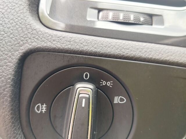 Белый Фольксваген e-Golf, объемом двигателя 0 л и пробегом 75 тыс. км за 14500 $, фото 44 на Automoto.ua