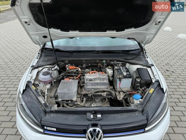 Белый Фольксваген e-Golf, объемом двигателя 0 л и пробегом 37 тыс. км за 14500 $, фото 9 на Automoto.ua