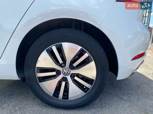 Белый Фольксваген e-Golf, объемом двигателя 0 л и пробегом 101 тыс. км за 16000 $, фото 96 на Automoto.ua