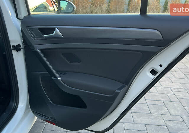 Белый Фольксваген e-Golf, объемом двигателя 0 л и пробегом 84 тыс. км за 13250 $, фото 74 на Automoto.ua