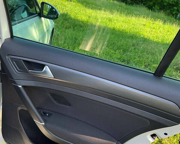 Белый Фольксваген e-Golf, объемом двигателя 0 л и пробегом 169 тыс. км за 13500 $, фото 22 на Automoto.ua