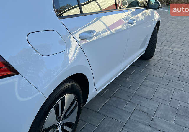 Белый Фольксваген e-Golf, объемом двигателя 0 л и пробегом 84 тыс. км за 13250 $, фото 35 на Automoto.ua
