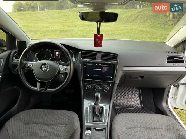 Белый Фольксваген e-Golf, объемом двигателя 0 л и пробегом 95 тыс. км за 15500 $, фото 8 на Automoto.ua
