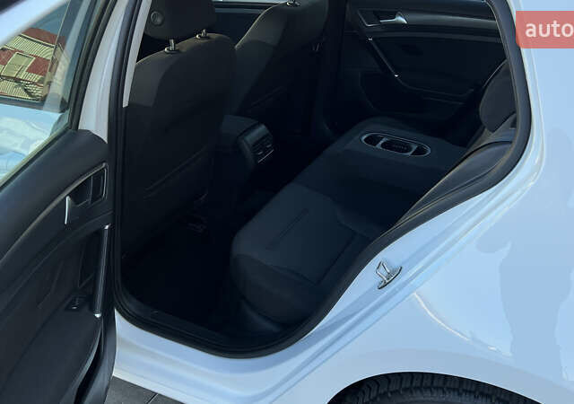 Белый Фольксваген e-Golf, объемом двигателя 0 л и пробегом 84 тыс. км за 13250 $, фото 69 на Automoto.ua