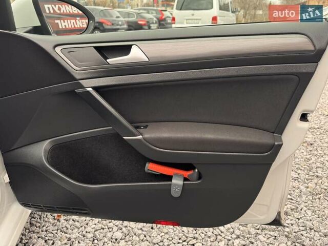 Белый Фольксваген e-Golf, объемом двигателя 0 л и пробегом 170 тыс. км за 13000 $, фото 16 на Automoto.ua