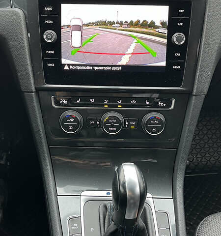 Белый Фольксваген e-Golf, объемом двигателя 0 л и пробегом 75 тыс. км за 15500 $, фото 13 на Automoto.ua