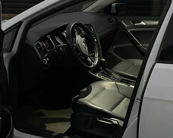 Белый Фольксваген e-Golf, объемом двигателя 0 л и пробегом 115 тыс. км за 16174 $, фото 12 на Automoto.ua