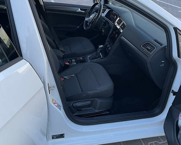 Белый Фольксваген e-Golf, объемом двигателя 0 л и пробегом 136 тыс. км за 13000 $, фото 5 на Automoto.ua