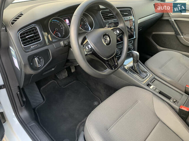 Белый Фольксваген e-Golf, объемом двигателя 0 л и пробегом 146 тыс. км за 12650 $, фото 20 на Automoto.ua