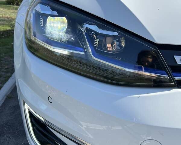 Белый Фольксваген e-Golf, объемом двигателя 0 л и пробегом 44 тыс. км за 16800 $, фото 11 на Automoto.ua