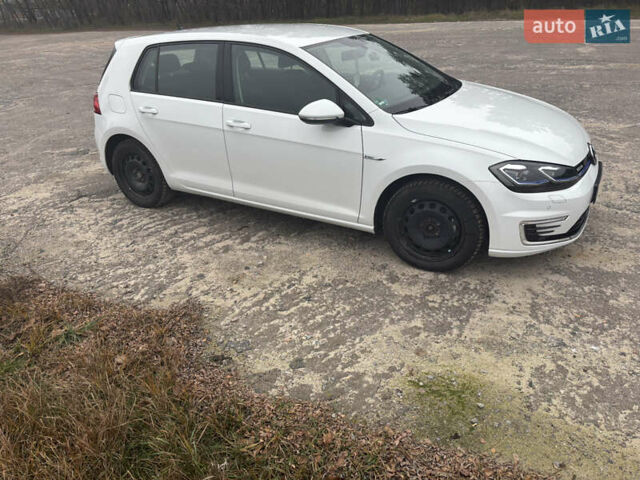 Белый Фольксваген e-Golf, объемом двигателя 0 л и пробегом 67 тыс. км за 16000 $, фото 2 на Automoto.ua