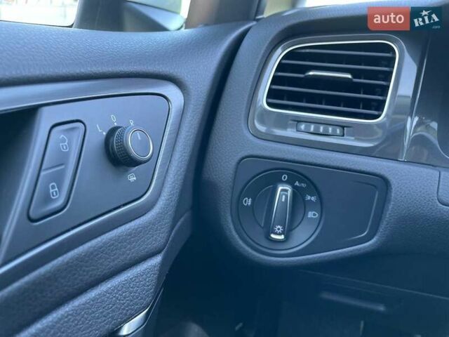 Белый Фольксваген e-Golf, объемом двигателя 0 л и пробегом 125 тыс. км за 13500 $, фото 30 на Automoto.ua