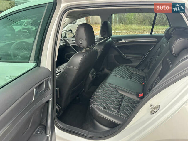 Белый Фольксваген e-Golf, объемом двигателя 0 л и пробегом 98 тыс. км за 16450 $, фото 18 на Automoto.ua