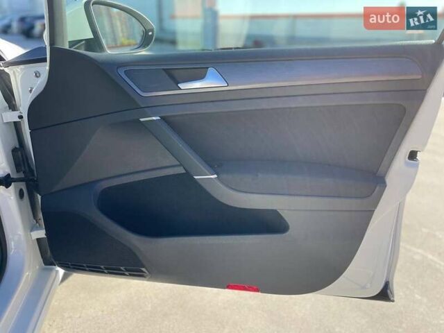 Белый Фольксваген e-Golf, объемом двигателя 0 л и пробегом 124 тыс. км за 13490 $, фото 28 на Automoto.ua