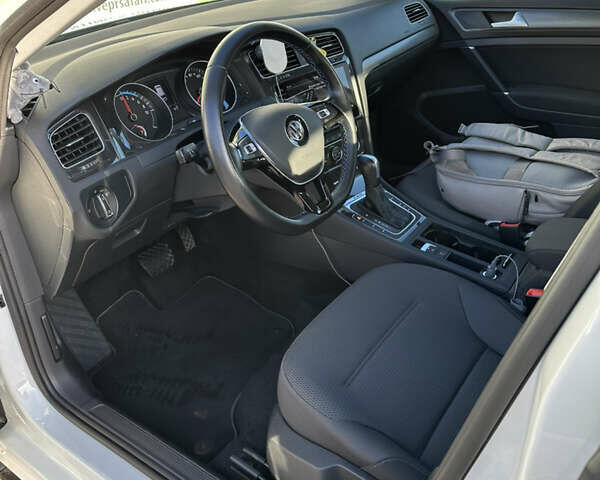 Белый Фольксваген e-Golf, объемом двигателя 0 л и пробегом 16 тыс. км за 16800 $, фото 11 на Automoto.ua