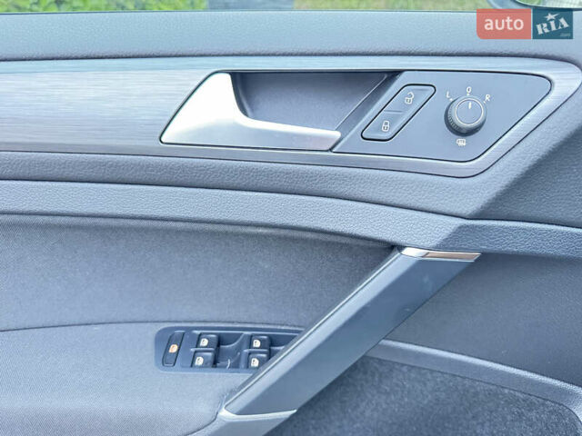 Белый Фольксваген e-Golf, объемом двигателя 0 л и пробегом 24 тыс. км за 15800 $, фото 17 на Automoto.ua