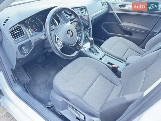 Белый Фольксваген e-Golf, объемом двигателя 0 л и пробегом 24 тыс. км за 15800 $, фото 22 на Automoto.ua