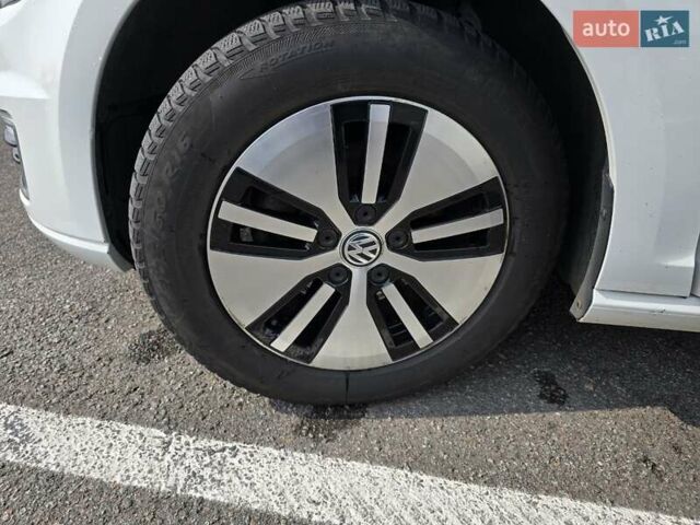 Белый Фольксваген e-Golf, объемом двигателя 0 л и пробегом 96 тыс. км за 14441 $, фото 11 на Automoto.ua