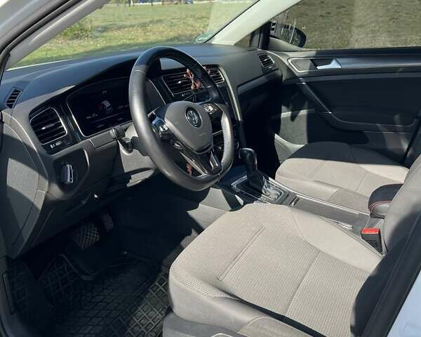 Белый Фольксваген e-Golf, объемом двигателя 0 л и пробегом 44 тыс. км за 16800 $, фото 13 на Automoto.ua