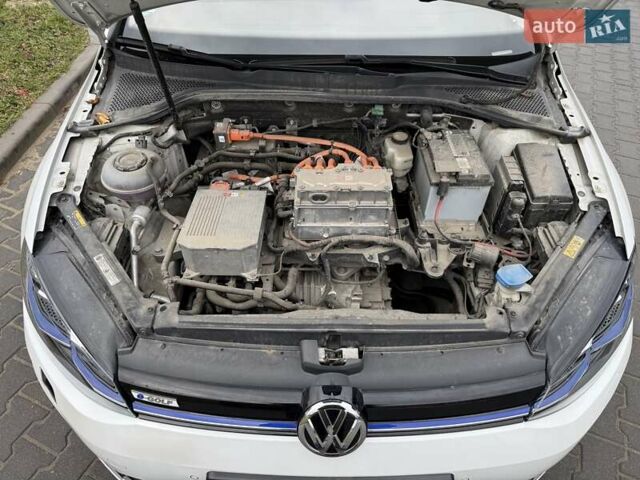 Белый Фольксваген e-Golf, объемом двигателя 0 л и пробегом 57 тыс. км за 15500 $, фото 19 на Automoto.ua