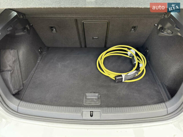 Белый Фольксваген e-Golf, объемом двигателя 0 л и пробегом 137 тыс. км за 13800 $, фото 17 на Automoto.ua