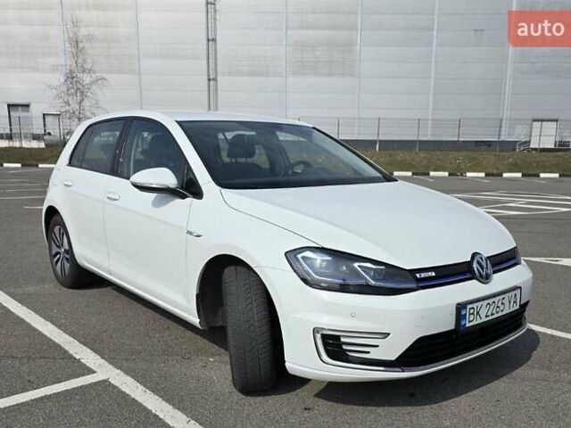 Белый Фольксваген e-Golf, объемом двигателя 0 л и пробегом 96 тыс. км за 14441 $, фото 6 на Automoto.ua
