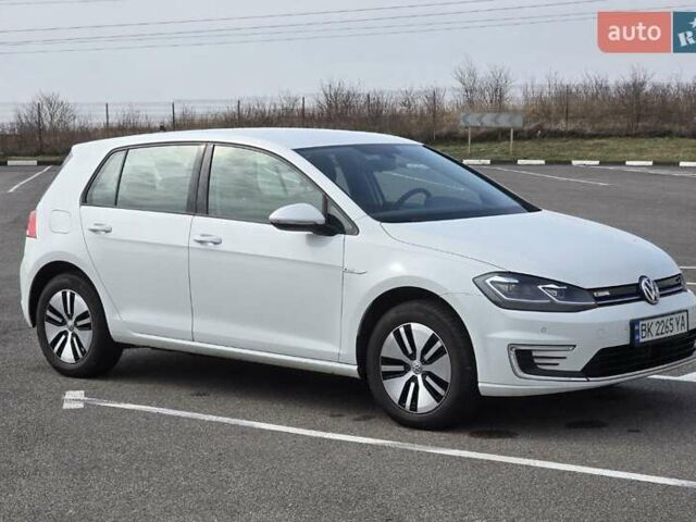 Белый Фольксваген e-Golf, объемом двигателя 0 л и пробегом 96 тыс. км за 14441 $, фото 8 на Automoto.ua