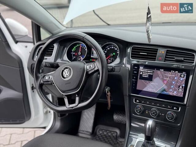 Белый Фольксваген e-Golf, объемом двигателя 0 л и пробегом 71 тыс. км за 12999 $, фото 37 на Automoto.ua