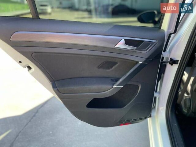 Белый Фольксваген e-Golf, объемом двигателя 0 л и пробегом 124 тыс. км за 13490 $, фото 19 на Automoto.ua